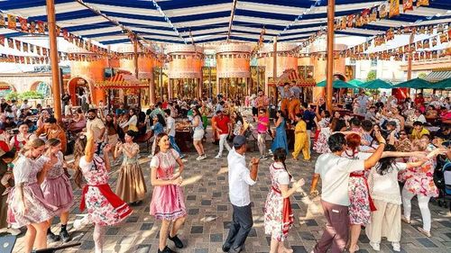 Du khách tham quan, trải nghiệm Lễ hội Mặt Trời tại Khu du lịch Sun World Ba Na Hills.