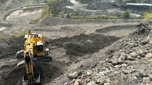 Công ty Than Thống Nhất thi công tuyến thoát nước phòng chống mưa bão tại kho than MB+110.