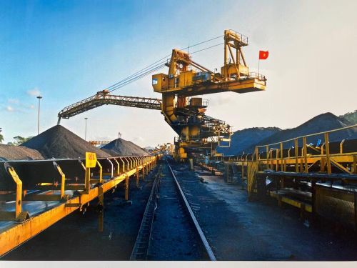 Công ty Tuyển than Cửa Ông bốc rót than sạch tiêu thụ cho các hộ sản xuất lớn.