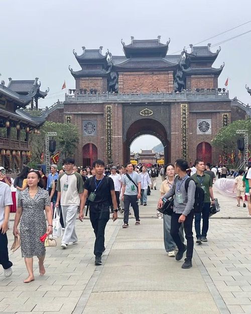 Trong dịp nghỉ lễ, đông đảo nhân dân và du khách đến khu du lịch Thung Ui.