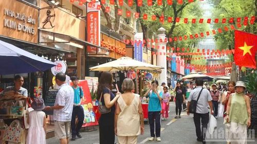 Khách du lịch tham quan Đường sách Thành phố Hồ Chí Minh nhân kỷ niệm Ngày Giải phóng miền nam, thống nhất đất nước (30/4) vừa qua. (Ảnh: THẾ ANH)
