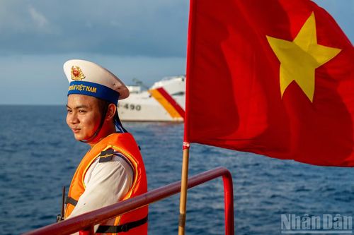Các chiến sĩ nhà giàn DK1 đang làm nhiệm vụ bảo vệ chủ quyền vùng biển ngoài khơi xa, luôn luôn sẵn sàng chiến đấu, bảo đảm mỗi nhà giàn là một pháo đài vững chắc, đặc biệt là về chính trị, tinh thần, tư tưởng.