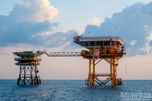 Trong không gian bao la của biển cả, những nhà giàn DK1 sừng sững hiên ngang chốt giữ chủ quyền ở thềm lục địa phía nam của Tổ quốc.