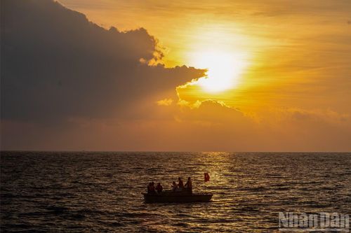 Hằng ngày, hằng giờ, người lính nhà giàn luôn nắm chắc tình hình trên không, trên biển, không để bị động, bất ngờ trước mọi tình huống.