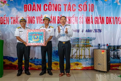 Chuẩn Đô đốc Hồ Thanh Hoàn, Phó Chủ nhiệm Chính trị Quân chủng Hải quân trao quà tặng cán bộ, chiến sĩ nhà giàn DK1/19 Quế Đường.