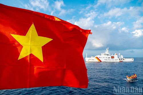 Từ tháng 4-6 hằng năm, nhà giàn DK1 đón các đoàn đại biểu từ Trung ương, địa phương, nhân dân và kiều bào đến thăm, động viên.