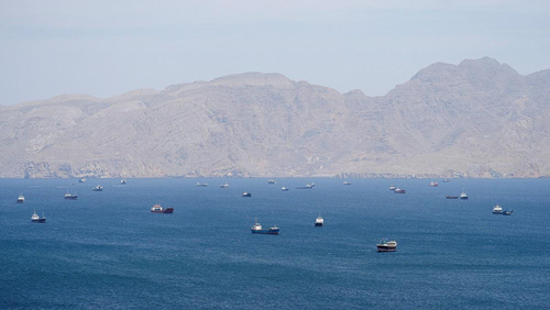 Tàu thuyền di chuyển tại eo biển Hormuz, ngoài khơi tỉnh Musandam, Oman. Ảnh: Reuters