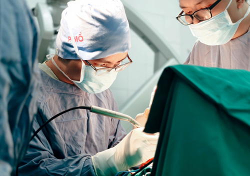 Bác sĩ phẫu thuật cho bệnh nhân bị cắm chìa khóa vào đầu. Ảnh do Bệnh viện Hữu nghị Việt-Đức cung cấp