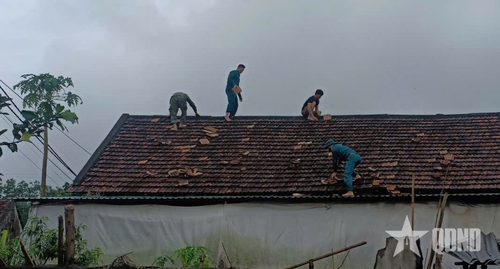 Bộ đội, dân quân giúp dân khắc phục hậu quả dông lốc, mưa đá tại xã Thanh Bình Thọ.