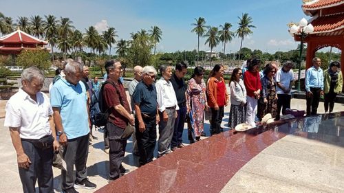 Đoàn văn nghệ sĩ - báo chí chiến trường Khu 5 tưởng nhớ đồng đội, đồng nghiệp tại Nghĩa trang liệt sĩ Điện Bàn.