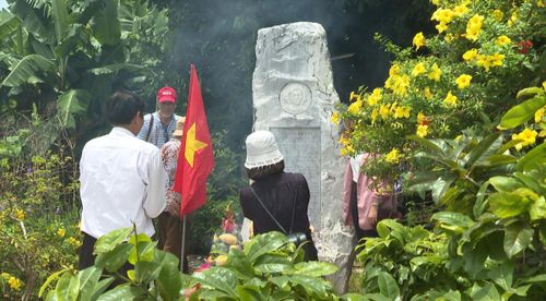 Viếng hương nhà văn - nhà báo Dương Thị Xuân Quý.