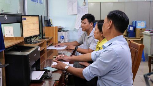 Cán bộ, công chức phường Hòa Hưng (TPHCM) tham gia vận hành các hệ thống trên nền tảng số. Ảnh: CẨM NƯƠNG