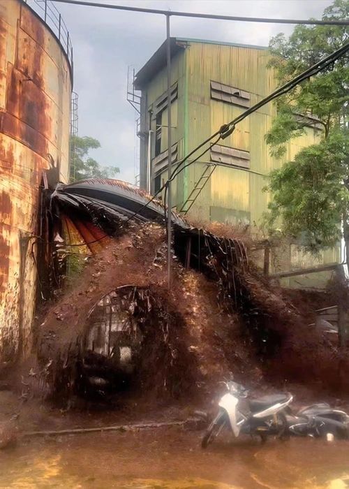 Khu vực bể chứa mật mía bị thủng và làm mật tràn ra khuôn viên nhà máy
