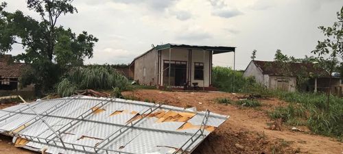Mái tôn nhà dân ở xã Thanh Bình Thọ bị cuốn tốc