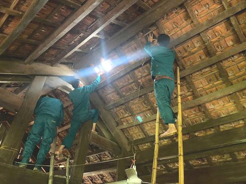 Lực lượng chức năng giúp người dân sửa lại mái nhà sau dông lốc, mưa đá
