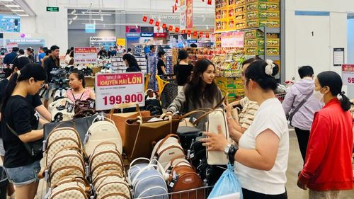 Khách mua hàng tại Emart Phan Huy Ích, phường An Hội Tây, TPHCM dịp lễ 30-4 và 1-5. Ảnh: THI HỒNG