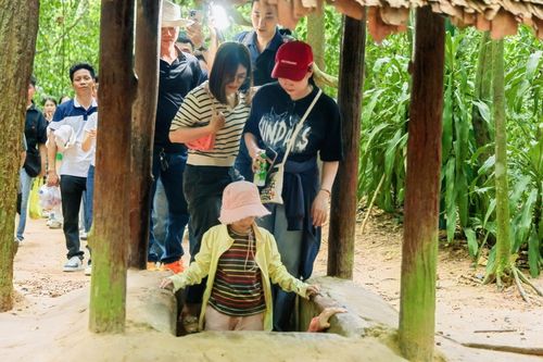 Du khách tham quan Khu di tích lịch sử địa đạo Củ Chi (TPHCM) dịp nghỉ lễ 30-4 và 1-5. Ảnh: THI HỒNG