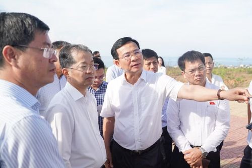 Chủ tịch UBND tỉnh Lâm Đồng Hồ Văn Mười báo cáo tiến độ các dự án. Ảnh: Trần Nguyên