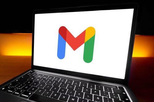 Trong bối cảnh Google dự kiến đầu tư hàng trăm tỷ USD vào AI, câu hỏi lớn nhất không còn là công nghệ này mạnh đến đâu, mà là liệu người dùng có đang phải trả giá bằng chính dữ liệu cá nhân để nuôi dưỡng tham vọng đó hay không.
