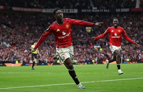 Khi mà tất cả đều nghĩ rằng trận derby nước Anh phải chia điểm thì tài năng trẻ Kobbie Mainoo lại hóa người hùng, ghi bàn ấn định chiến thắng 3-2 cho Man Utd.