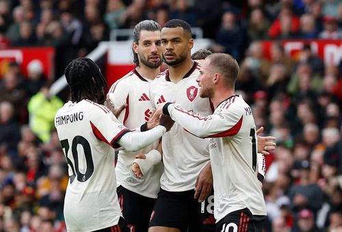Gió bỗng chốc đổi chiều khi đội khách Liverpool tận dụng tối đa 2 sai lầm lớn bên phía “Quỷ đỏ” để gỡ hòa chỉ sau 10 phút hiệp hai.