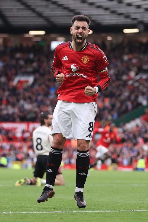 Dù có màn trình diễn ấn tượng trước Liverpool nhưng đội trưởng Bruno Fernandes không có pha kiến tạo nào, đồng nghĩa vẫn kém kỷ lục của Thierry Henry và Kevin De Bruyne đúng một lần dọn cỗ.