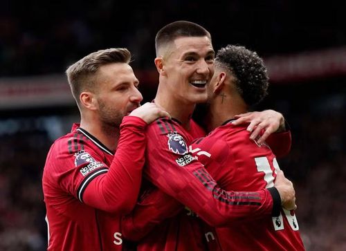 Đúng với tính chất của trận derby nước Anh, màn so tài trên sân Old Trafford diễn ra đầy kịch tính. Chủ nhà Man Utd tưởng như dễ dàng ‘làm gỏi’ Liverpool khi dẫn trước 2-0 chỉ sau chừng 15 phút.