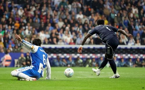 Ngôi sao người Brazil ‘tả xung hữu đột’ trước các cầu thủ chủ nhà.