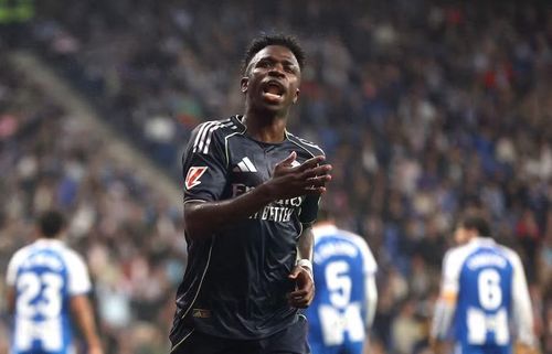 Chân sút Vinicius Jr ăn mừng đầy ngạo nghễ khi trì hoãn niềm vui của kình địch Barcelona.