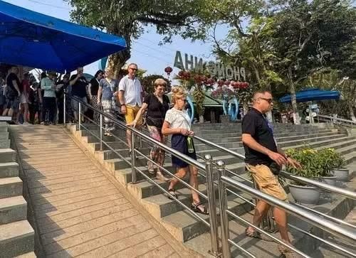 Khách quốc tế đến tham quan tại Phong Nha - Kẻ Bàng.