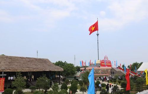 Lễ thượng cờ - Lễ hội thống nhất non sông ở Khu di tích Hiền Lương thu hút đông du khách.
