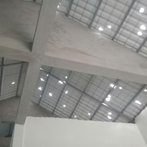 Nhiều mái nhà ở xã Thành Bình Thọ bị thủng do mưa đá. (Ảnh: CSCC)