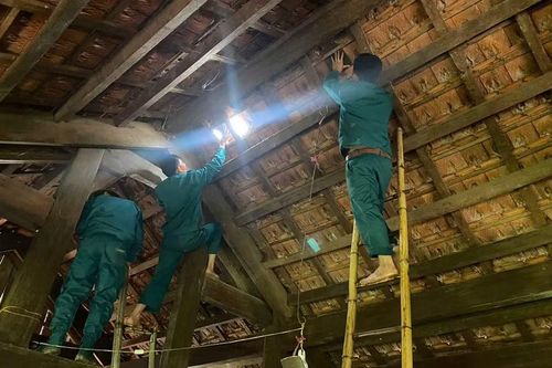 Lực lượng chức năng giúp dân khắc phục hậu quả mưa đá, dông lốc. (Ảnh: CSCC)