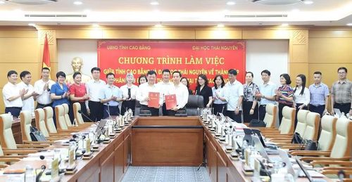 Lãnh đạo Đại học Thái Nguyên và UBND tỉnh Cao Bằng ký kết Biên bản ghi nhớ.
