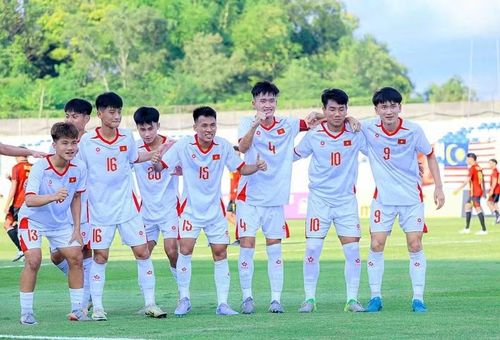 Theo quy định, 2 đội đứng đầu mỗi bảng sẽ vào tứ kết và đồng thời giành vé dự U17 World Cup. Ảnh: Internet.