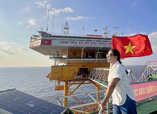  Tác giả chụp ảnh tại Nhà giàn DK-I/19 Quế Đường. (Ảnh TGCC) 