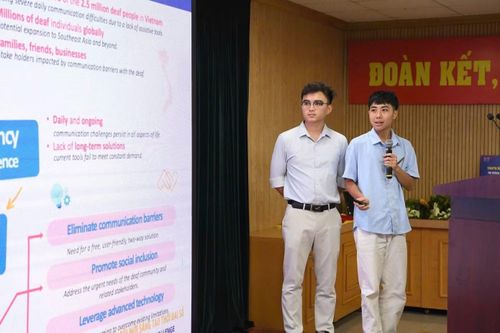 Ngô Duy Đông (bên phải) cùng cộng sự thuyết trình về dự án Easy-Comm