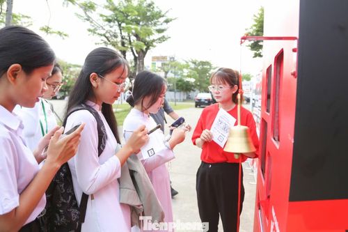 Theo chị Nguyễn Thị Ngọc Anh – Phó Giám đốc Trung tâm Hỗ trợ và Phát triển Sinh viên Việt Nam, trong những năm qua, kỳ thi tốt nghiệp THPT đã có nhiều đổi mới, tuy nhiên, áp lực trong việc ôn tập, lựa chọn ngành học, chọn trường và định hướng tương lai vẫn luôn hiện hữu, không thay đổi theo thời gian.