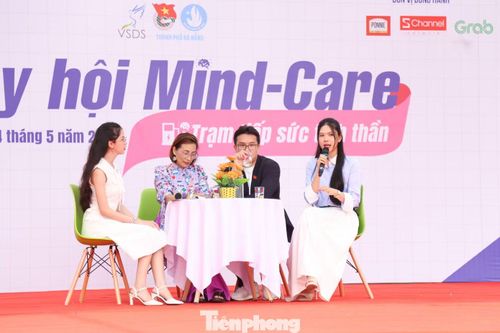  Các chuyên gia, khách mời của Trạm tiếp sức tinh thần tại Đà Nẵng là PGS.TS Nguyễn Thị Hằng Phương – Khoa Tâm lý, Giáo dục, Công tác xã hội (Trường ĐH Sư phạm, ĐH Đà Nẵng), Th.S Nguyễn Khánh Hoàng – BTV Đài truyền hình Việt Nam, Giám tuyển TEDX Hà Nội và Đại sứ Thể thao và Thời trang Hoa hậu Việt Nam 2024 Đinh Hoàng Linh Đan. 