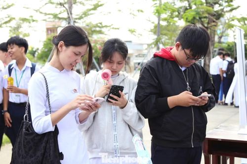 “Trước những áp lực đó, không ít học sinh còn gặp khó khăn trong việc chia sẻ và chủ động tìm kiếm sự hỗ trợ. Qua chương trình, ban tổ chức kỳ vọng sẽ mang đến những giải pháp chăm sóc sức khỏe tinh thần, giúp các em trang bị được những kỹ năng cần thiết và tinh thần vững vàng, phát huy được tối đa năng lực bản thân trong kỳ thi”, chị Ngọc Anh nói.