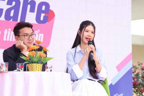 Tại Ngày hội, các bạn trẻ đã mạnh dạn chia sẻ, trải lòng về những áp lực trước kỳ thi và nhận được sự tư vấn của các chuyên gia, khách mời. Trong ảnh, Đại sứ Thể thao và Thời trang Hoa hậu Việt Nam 2024 Đinh Hoàng Linh Đan bật mí cho các sĩ tử những mẹo giải tỏa căng thẳng, giữ tâm lý thoải mái để có kết quả tốt nhất trong kỳ thi tốt nghiệp THPT năm 2026.