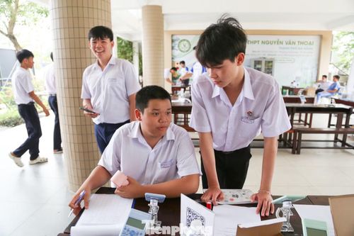  Năm nay, chương trình Tiếp sức mùa thi còn tổ chức chuỗi podcast livestream “Vừa học vừa chill” nhằm kết nối học sinh với các đại sứ, chuyên gia, tạo không gian giao lưu, chia sẻ và truyền cảm hứng học tập. Đồng thời, website Tiếp sức mùa thi cũng được xây dựng như một nền tảng hỗ trợ học tập toàn diện, cung cấp kho dữ liệu ôn tập phong phú, bộ đề thi thử bám sát cấu trúc của Bộ Giáo dục và Đào tạo, tích hợp trợ lý AI giải đáp thắc mắc 24/24, cùng với thông tin tuyển sinh của các trường và cơ hội giao lưu với các thủ khoa trên cả nước. 