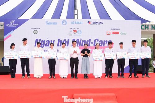 Để đồng hành cùng các sĩ tử, đặc biệt trong giai đoạn kỳ thi học kỳ và kỳ thi tốt nghiệp đang tới gần, ban tổ chức đã trao học bổng cho 10 học sinh có hoàn cảnh khó khăn nỗ lực vươn lên, đạt thành tích cao trong học tập, mỗi suất học bổng trị giá một triệu đồng.