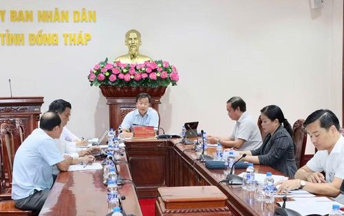 Phó Chủ tịch UBND tỉnh Đồng Tháp - Nguyễn Phước Thiện chỉ đạo sở ngành gỡ khó cho sầu riêng. Ảnh: V. Tiến