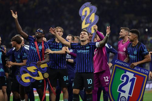 Lautaro và các đồng đội mừng danh hiệu Scudetto thứ 21. Ảnh: @Inter