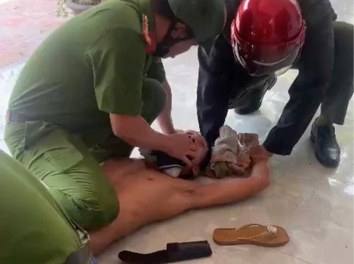  Lực lượng chức năng khống chế đối tượng ngay tại hiện trường.