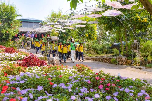  Các khu, điểm du lịch sinh thái cũng thu hút lượng du khách lớn trong 2 kỳ nghỉ lễ. (Trong ảnh: KDL Đá Bạc Eco, ảnh Thanh Hải). 