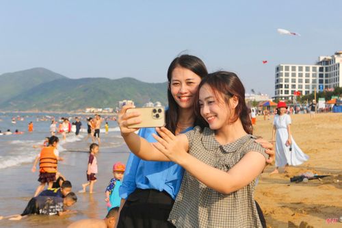 Chị Trần Thùy Linh (người chụp ảnh bên phải, du khách đến từ TP Hà Nội) đã có kỳ nghỉ trọn vẹn khi về với biển Hà Tĩnh.