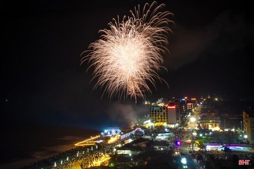 Màn bắn pháo hoa hấp dẫn tại Lễ khai trương du lịch biển Thiên Cầm 2026.