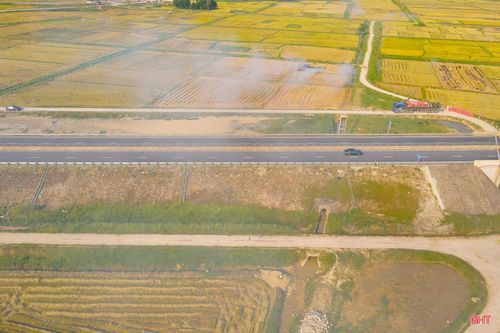 Với những cánh đồng gần đường giao thông, khói từ việc đốt rơm rạ làm hạn chế tầm nhìn cho tài xế, dẫn tới nguy cơ xảy ra tai nạn giao thông, đặc biệt là trên tuyến cao tốc Bắc - Nam.